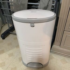 Dekor diaper pail with free refill pack